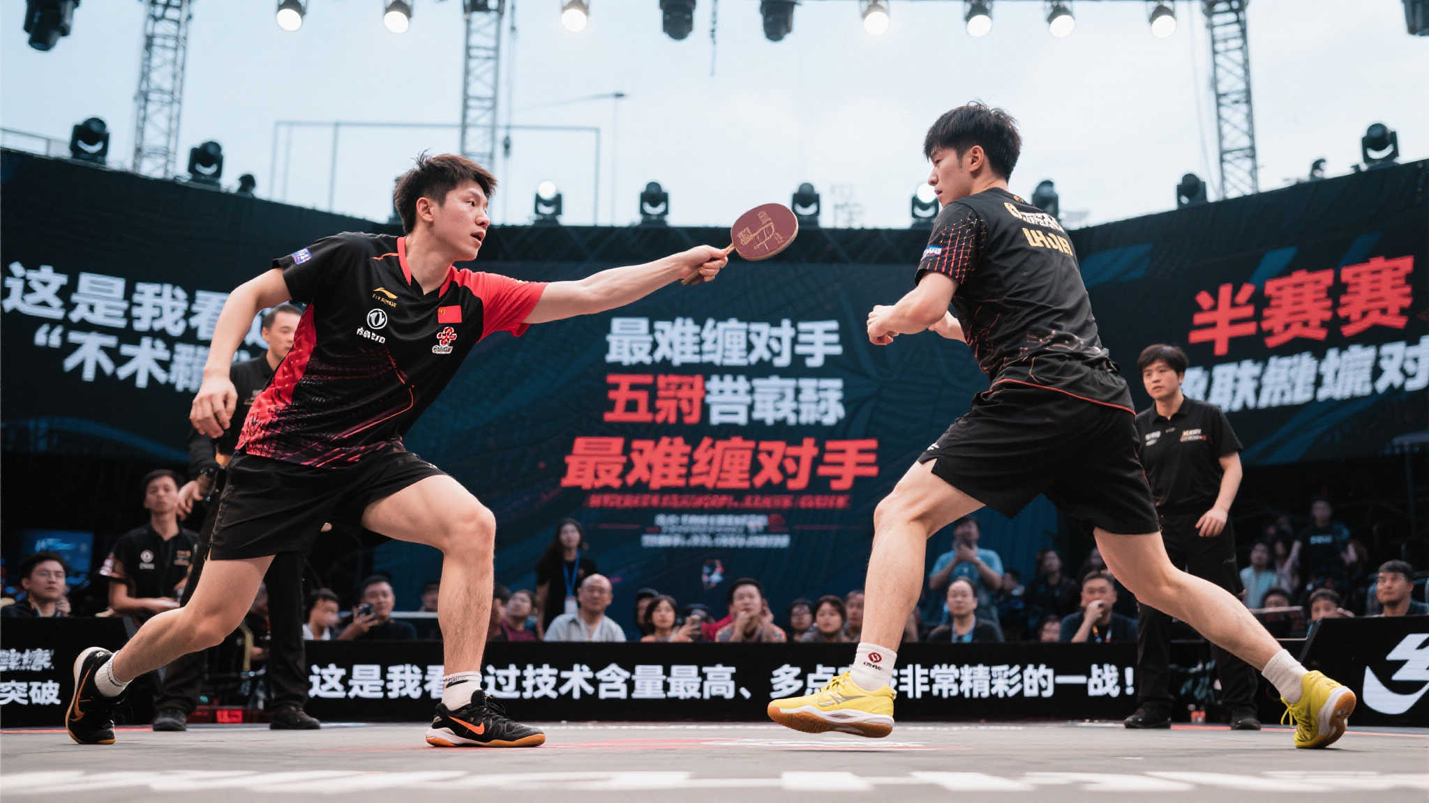 清华大学荣获CUBAL季军,全队上台领取奖牌与奖杯 在半决赛中,与曾五次夺冠拥有“最难缠对手”称号的劲